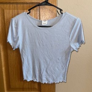 Buckle cropped, ribbed basic tee